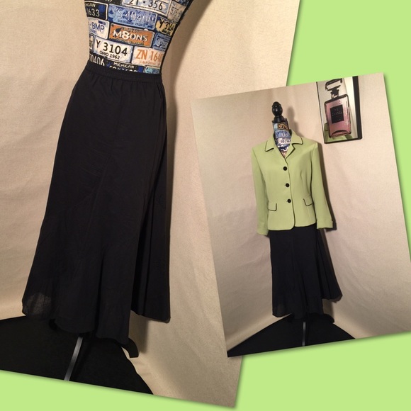 Metro Wear Dresses & Skirts - 5/$25  METRO WEAR FLORAL EMBROIDERED SKIRT